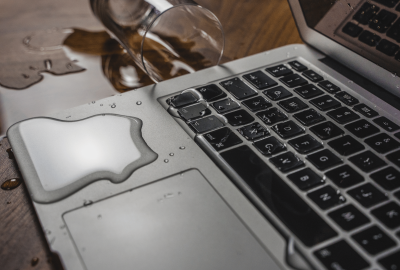 Що робити, якщо залив MacBook? Перші дії та головні помилки